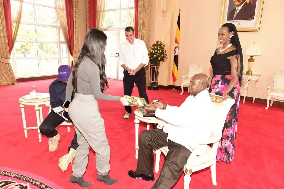 Kim Kardashian e Kanye West com o presidente de Uganda, Yoweri K. Museveni (Foto: Twitter)