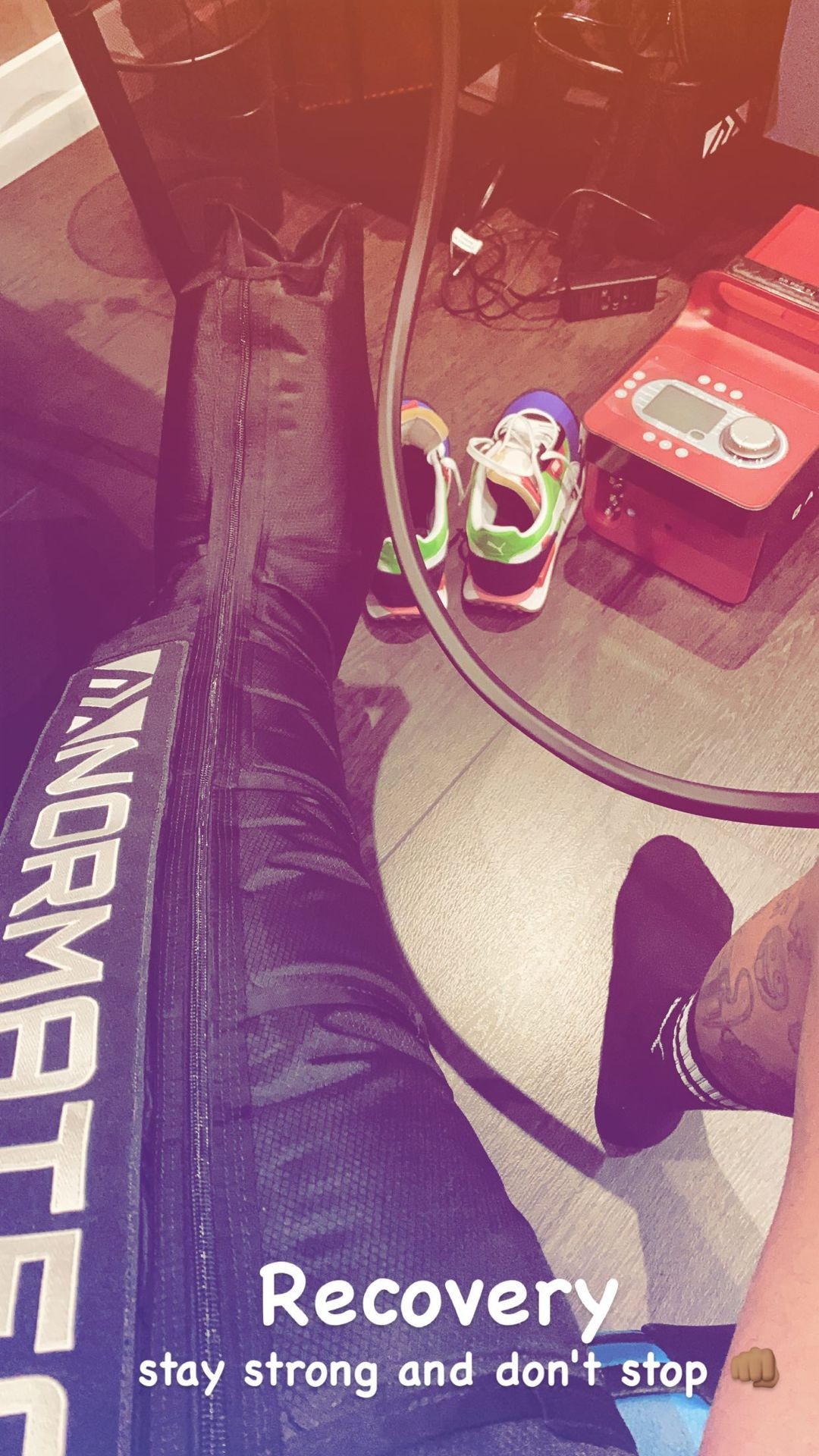 Neymar mostra perna imobilizada (Foto: Reprodução/Instagram)