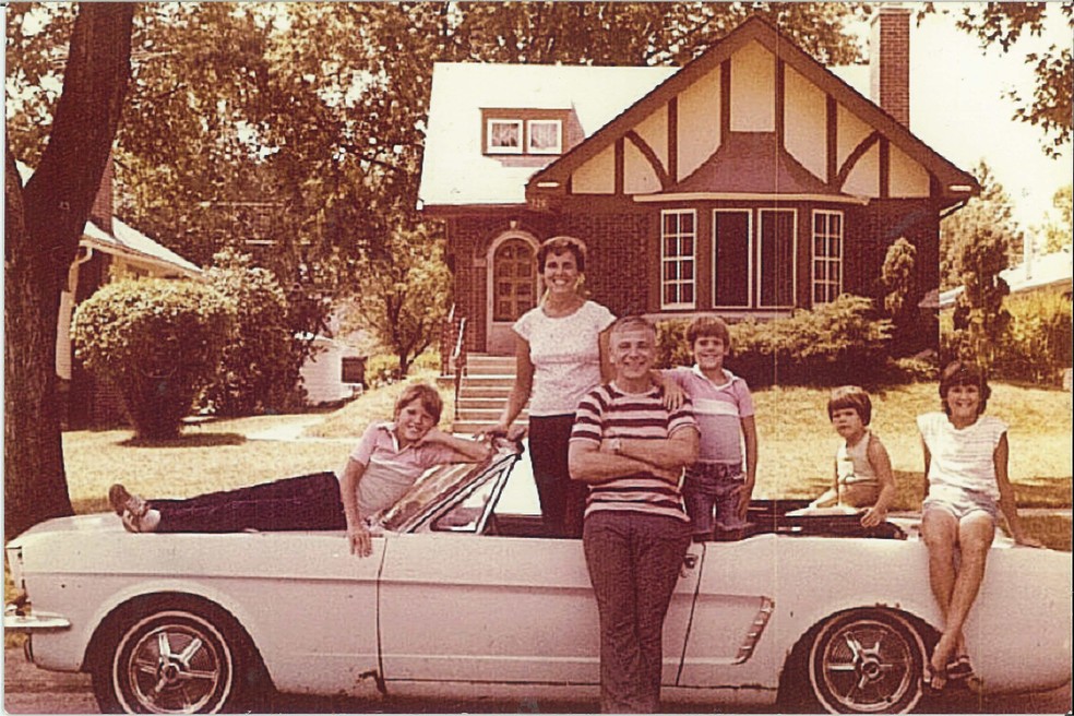 Gail e o marido, Tom, com os 3 filhos e o Mustang nos anos 70 (Foto: Arquivo pessoal)