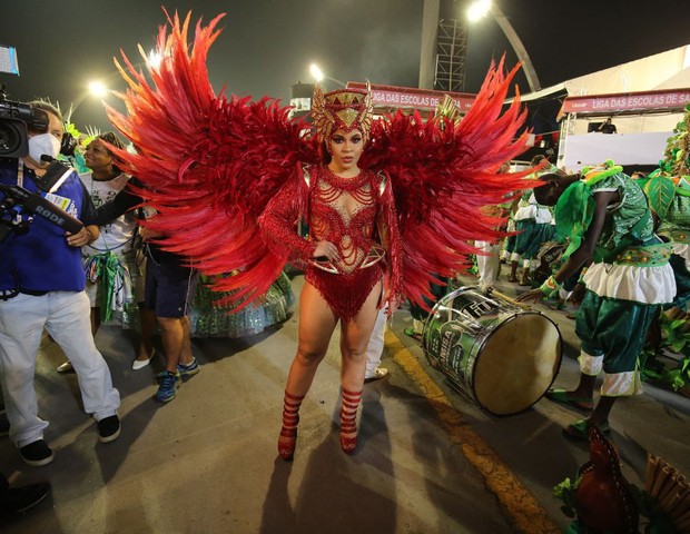 Sophia Ferro, rainha de bateria da Camisa Verde e Branco no Carnaval 2022 (Foto: Amauri Nehn/Ed. Globo)