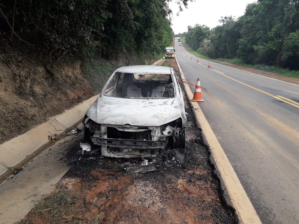 Carro pegou fogo às margens de rodovia entre Itaporanga e Coronel Macedo (SP) — Foto: ItapoNews/Divulgação