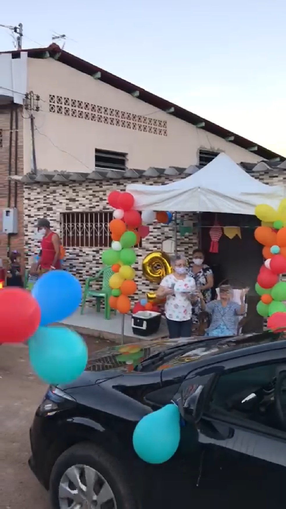 Foram mais de 20 carros. Os filhos, netos e bisnetos também levaram carro de telemensagem  — Foto: Reprodução 