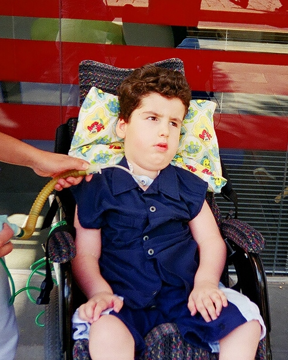 Fernando nasceu com AME em uma época que não tinha tratamento para a doença no Brasil. Ele morreu aos 9 anos — Foto: Arquivo pessoal