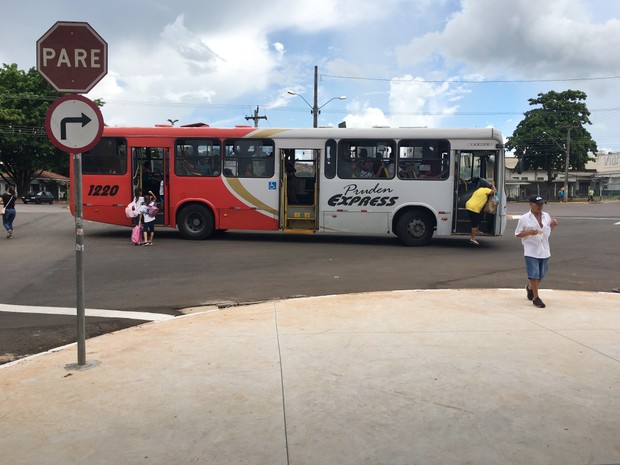 Passageiros fazem o embarque e o desembarque no meio da via (Foto: Heloise Hamada/G1)