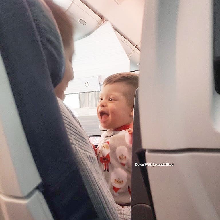 Meninos com Down se encontram em avião e elo entre eles emociona mãe (Foto: Reprodução/Facebook/Holly Graham)