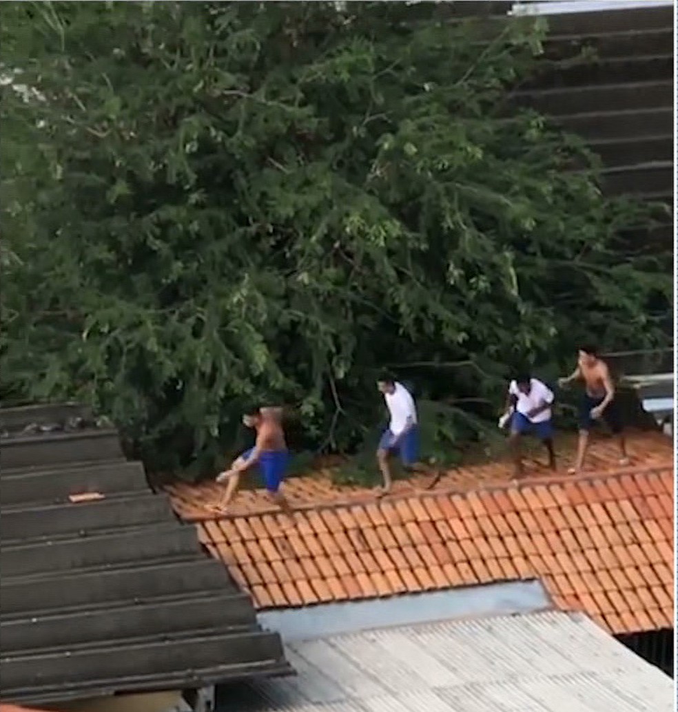 Fuga dos adolescentes da FUNAC chegou a ser registrada por celular — Foto: Reprodução/ TV Mirante 