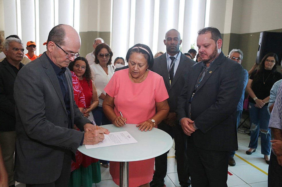 Governadora F&aacute;tima Bezerra assinou contrato com a Infraero nesta quinta (29) &mdash; Foto: Sandro Menezes/Assecom/Divulga&ccedil;&atilde;o