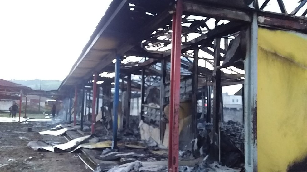 Partes de escola pública em Matriz de Camaragibe, AL, atingidas por incêndio — Foto: Arquivo Pessoal