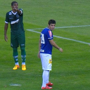 Vinícius Araújo comemora reestreia com vitória e lamenta chance perdida