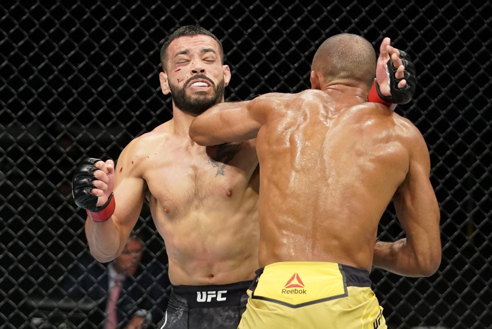 Edson Barboza acerta uma cotovelada em Dan Ige no UFC: Overeem x Harris — Foto: Getty Images