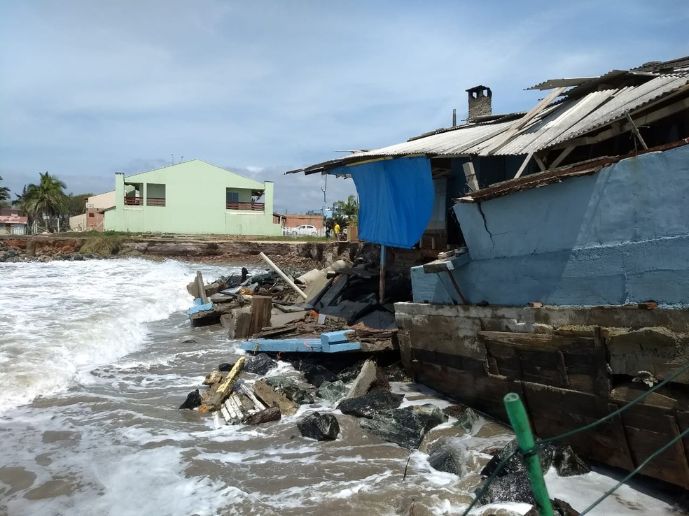 Mar danificou casas e quiosques e orla da praia em ItapoÃ¡. â€” Foto: DivulgaÃ§Ã£o/Defesa Civil