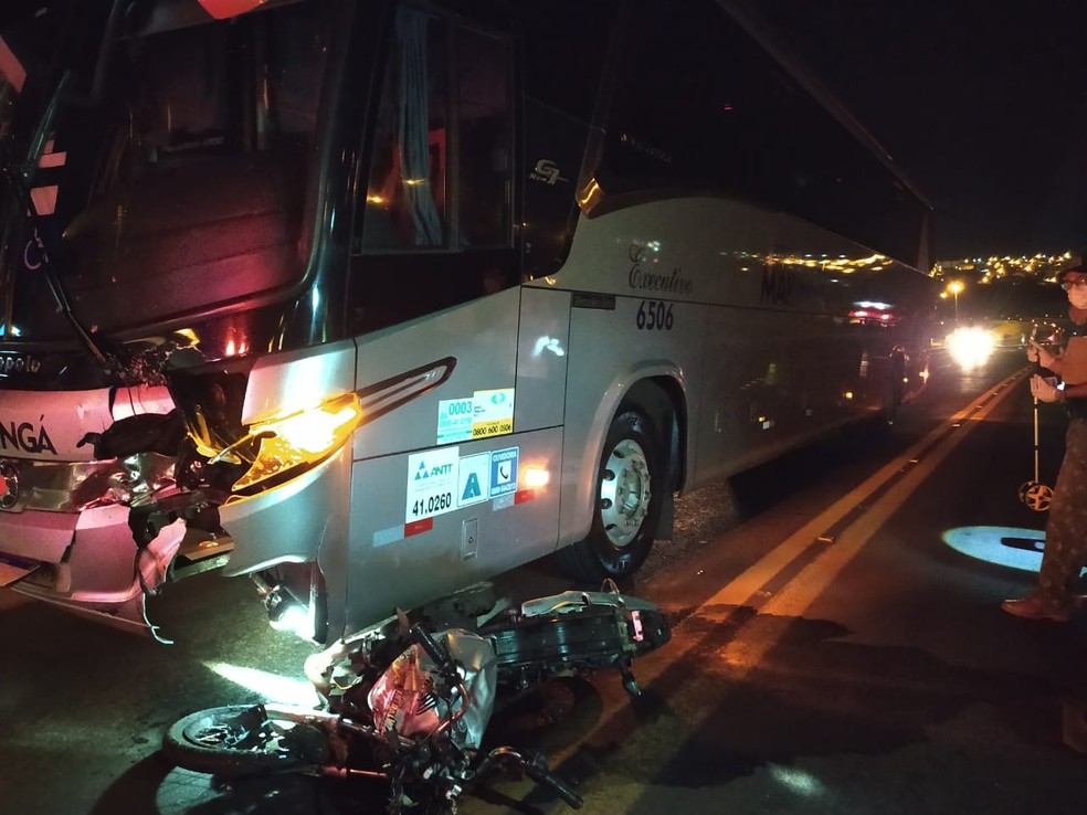 Moto e �nibus bateram de frente na BR-277, em Cascavel � Foto: PRF/Divulga��o