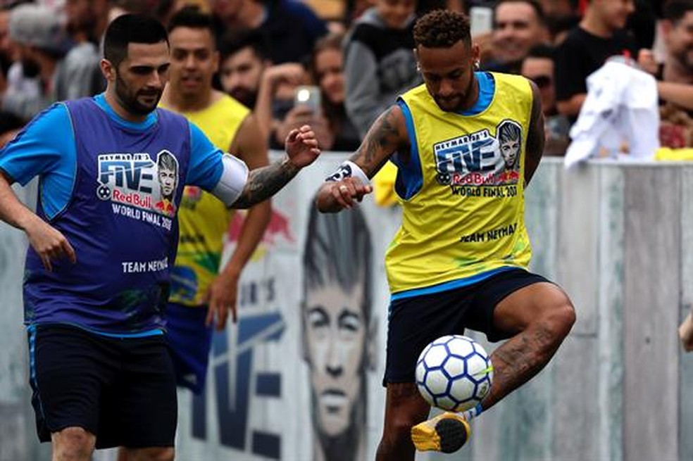 Neymar bateu bola em torneio (Foto: Fernando Bizerra Jr / Efe)