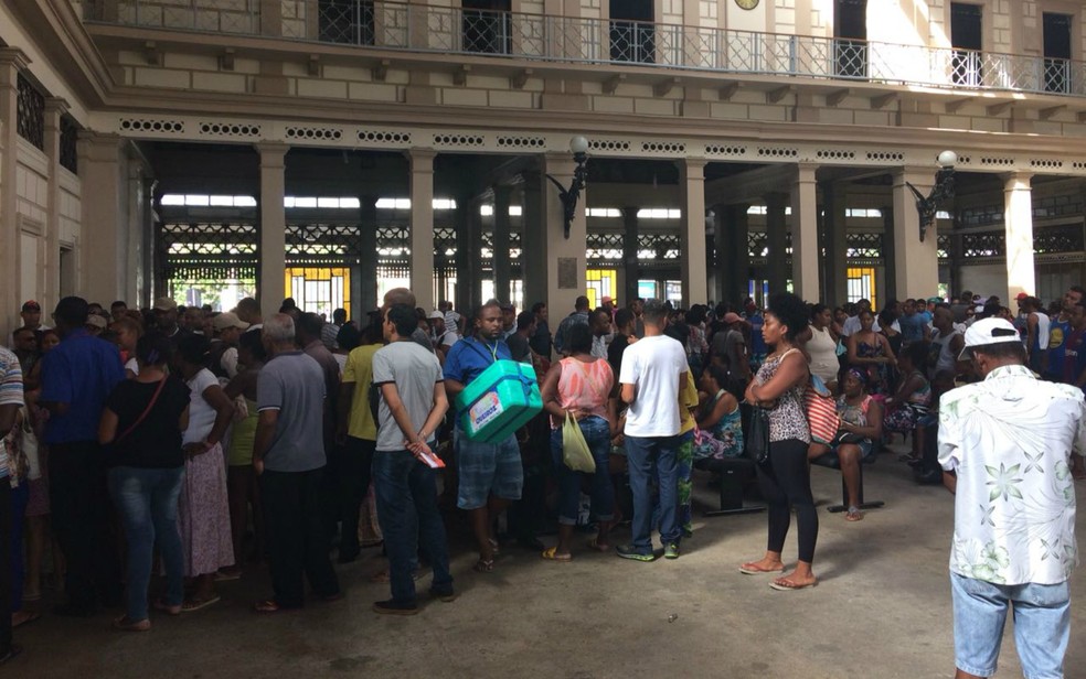 Pessoas que estavam na fila denunciaram venda de senhas (Foto: Maiana Belo/G1 Bahia)