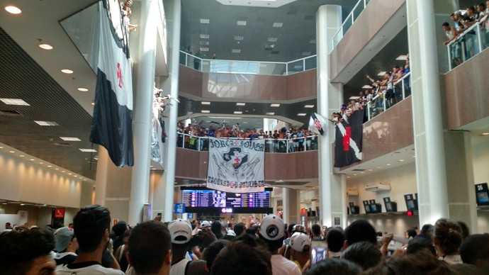 Torcida do Vasco lotou o saguão do aeroporto Santos Dumont para a chegada de Luis Fabiano (Foto: Fred Huber)