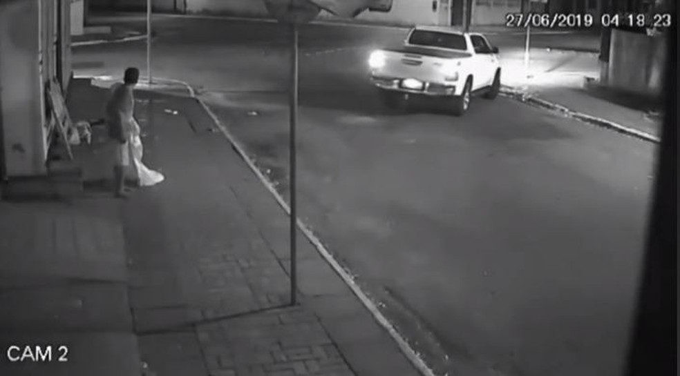 Motorista passou por cima de calçada e no bairro Manoel Julião — Foto: Reprodução