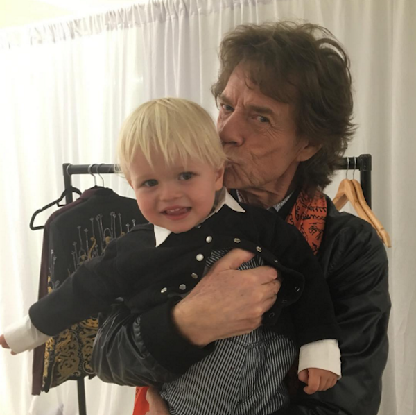 Mick Jagger com seu neto no colo (Foto: Instagram)