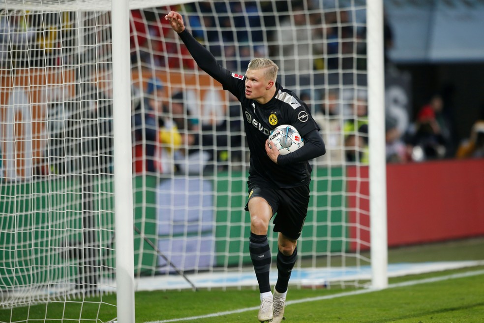 Haaland celebra gol pelo Dortmund — Foto: Reuters