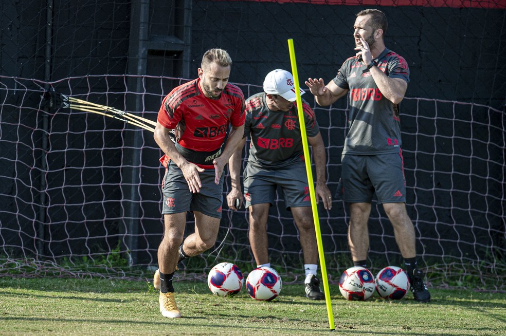 Everton Ribeiro durante um treinamento na pré-temporada — Foto: Marcelo Cortes/Flamengo