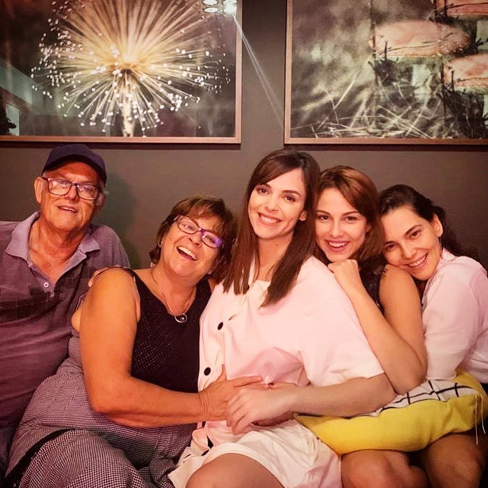 Tainá Müller postou uma foto ao lado da família (Foto: reprodução)
