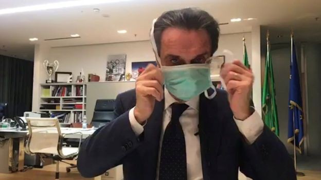Governador Attilio Fontana apareceu na TV usando uma máscara — mesmo estando sozinho no escritório — para anunciar isolamento e foi criticado por alimentar a histeria no país (Foto: Reuters)
