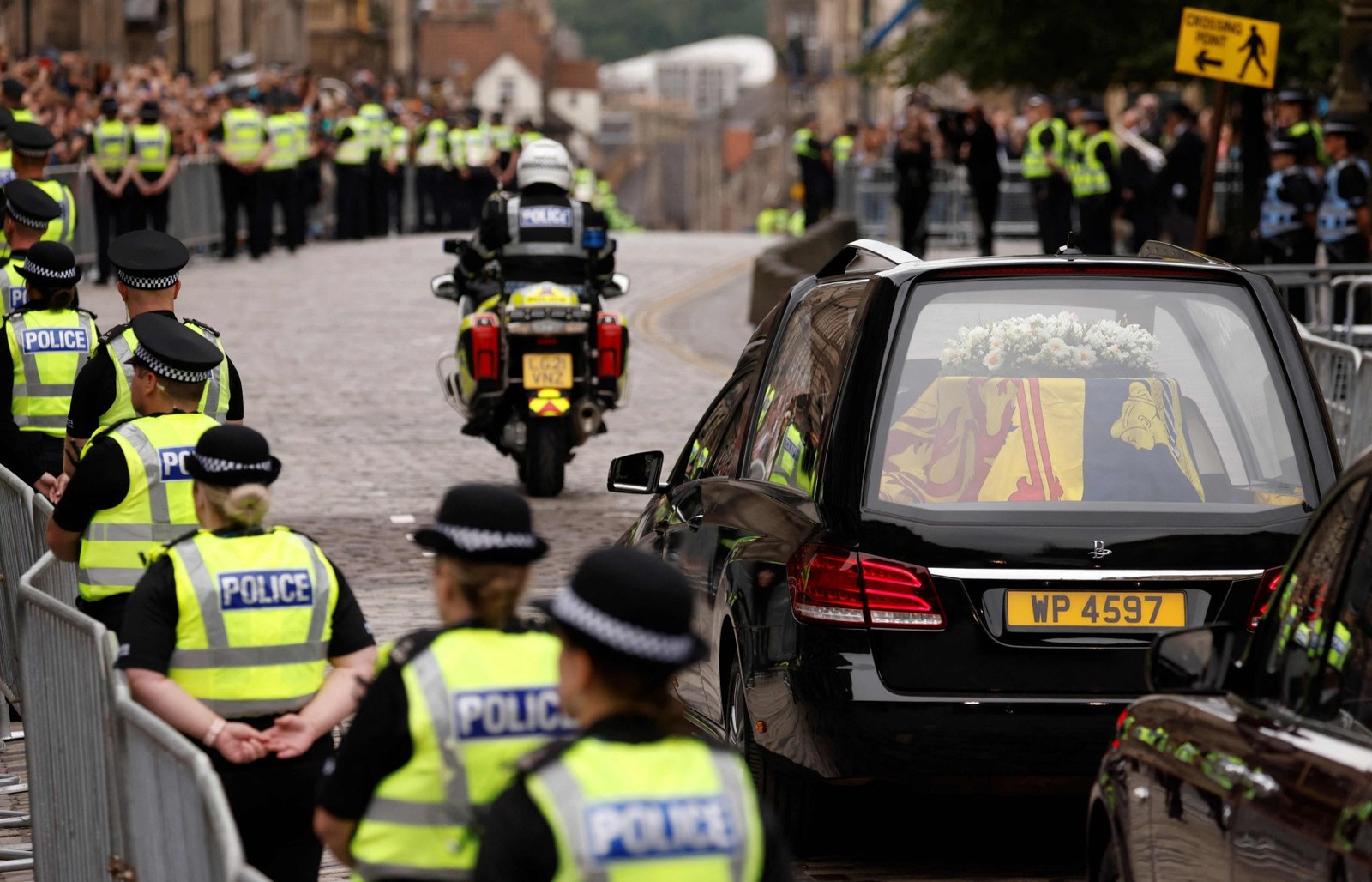 Cortejo fúnebre da rainha Elizabeth II chega a Edimburgo — Foto: Odd Andersen/AFP