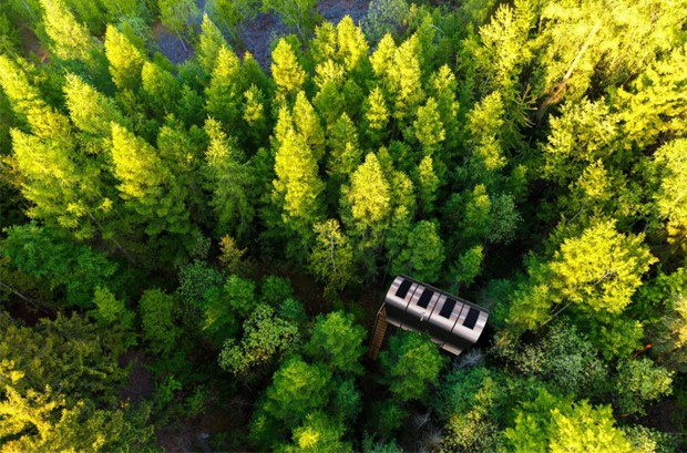 Inspirada em aviões, cabana cilíndrica pode ser suspensa em árvores (Foto: Reprodução )