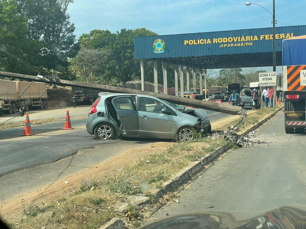 Poste cai em cima de veículo após colisão, em Ji-Paraná — Foto: Redes sociais/Divulgação
