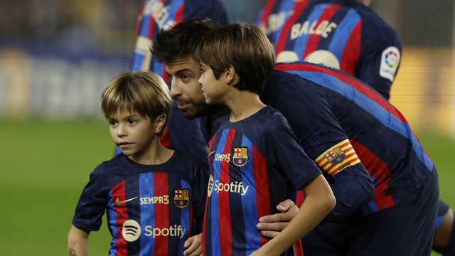 Piqué entrou acompanhado dos filhos em campo