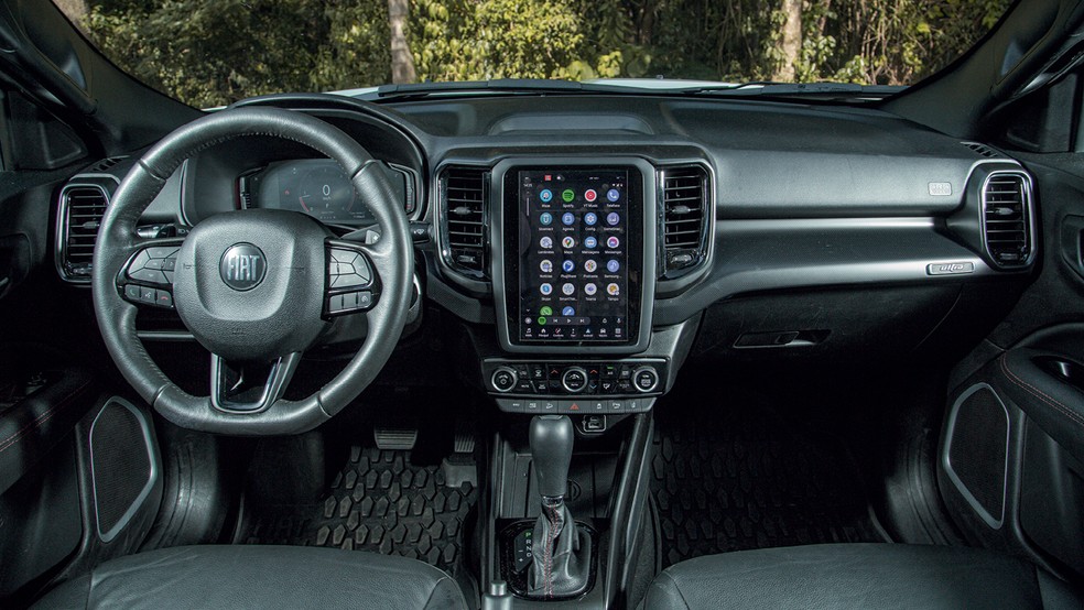 Fiat Toro Ultra utiliza central multimídia Uconnect 5 com visor de 10,1’’ posicionado na vertica — Foto: Renato Durães