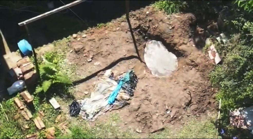 Cova está localizada no quintal da residência do suspeito em Guarujá, SP — Foto: Reprodução