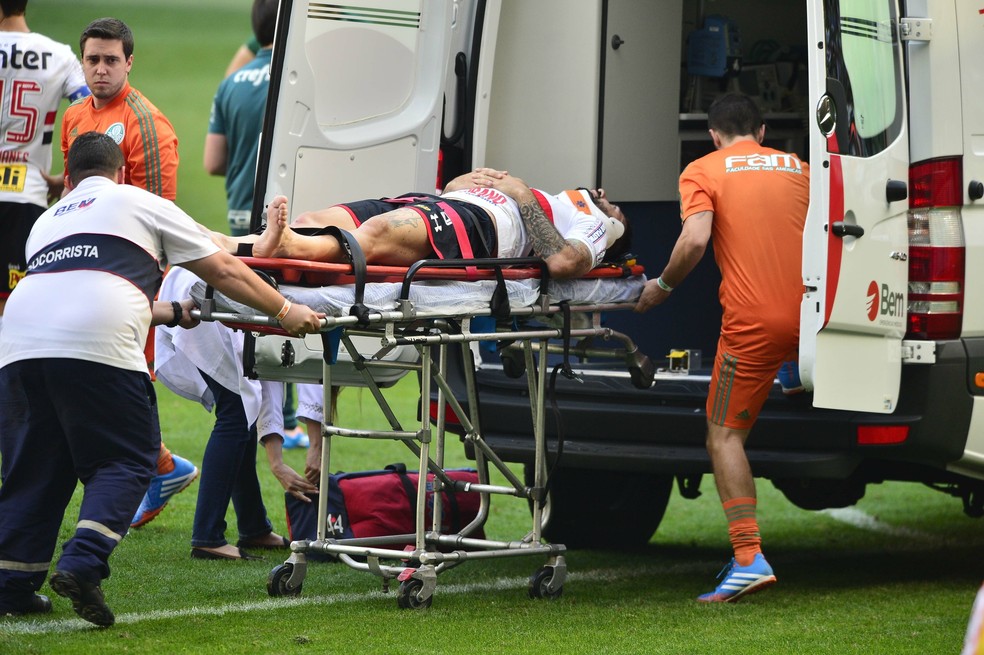 Lucas Pratto se machucou no primeiro tempo do clássico contra o Palmeiras (Foto: Marcos Ribolli)