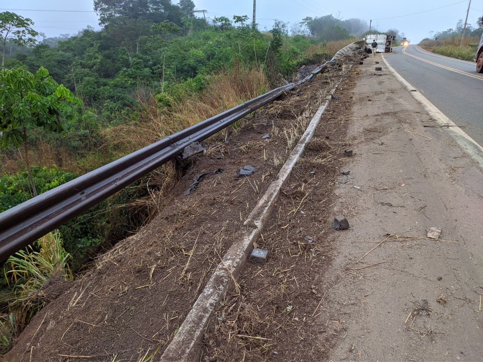 Motorista morre após carreta tombar na BR-010 no Maranhão — Foto: Divulgação/PRF