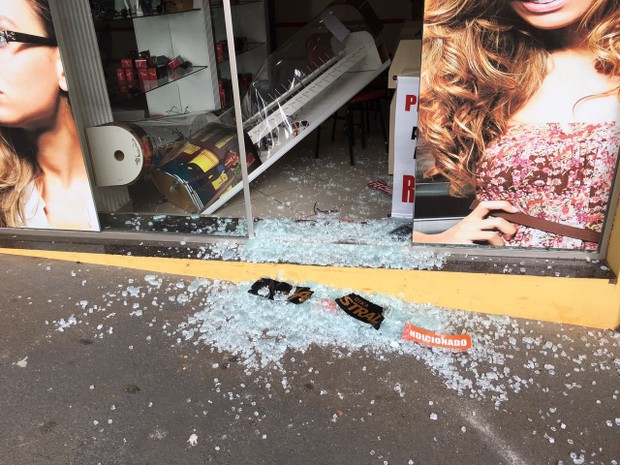 Ladrões fugiram em um Fiat Uno após cometerem o crime (Foto: Wellington Roberto/G1)