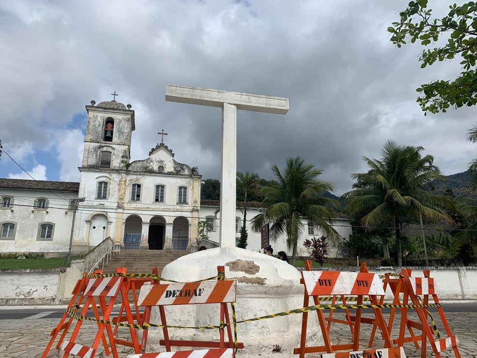 Cruzeiro foi isolado após homem morrer ao cair do local e ser atingido por parte da estrutura em São Sebastião — Foto: João Mota/ TV Vanguarda