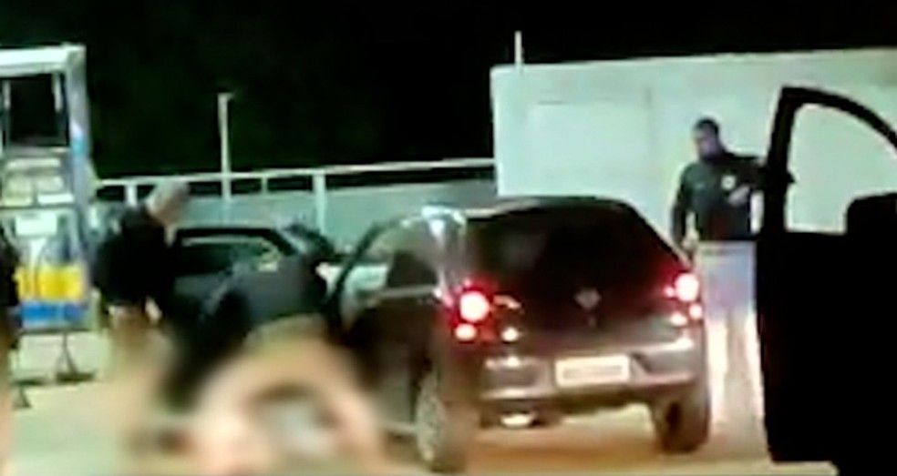 V&iacute;deo mostra homem sendo agredido durante abordagem da PRF em Palmas &mdash; Foto: Reprodu&ccedil;&atilde;o/TV Anhanguera