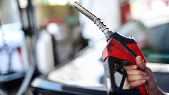Quanto custa abastecer o carro? Gasolina já consome 7% da renda, mas gastos podem ser ainda maiores