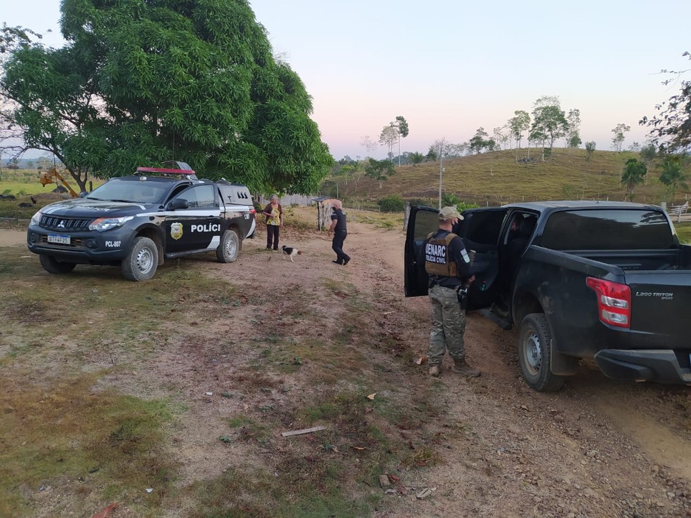 Policiais cumpriram mandados na zona rural de Monte Negro — Foto: PC-RO/Divulgação