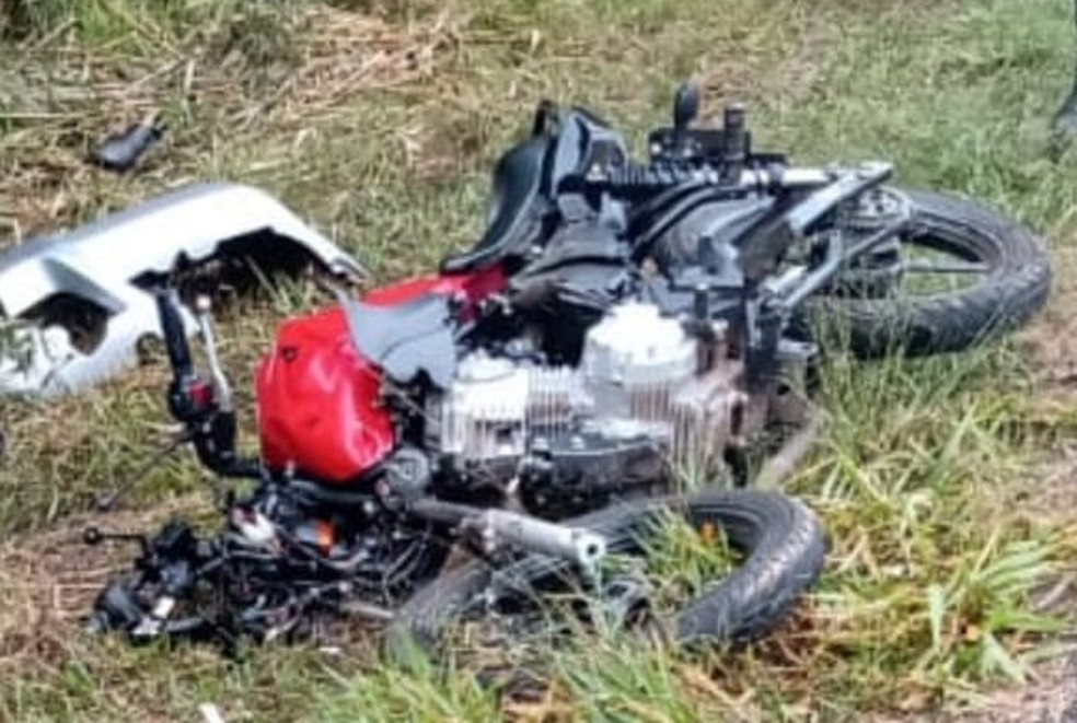 Piloto da moto morreu no local e garupa foi socorrida com ferimentos graves para Santa Casa de Angatuba (SP) — Foto:  Divulgação/Jornal CNet