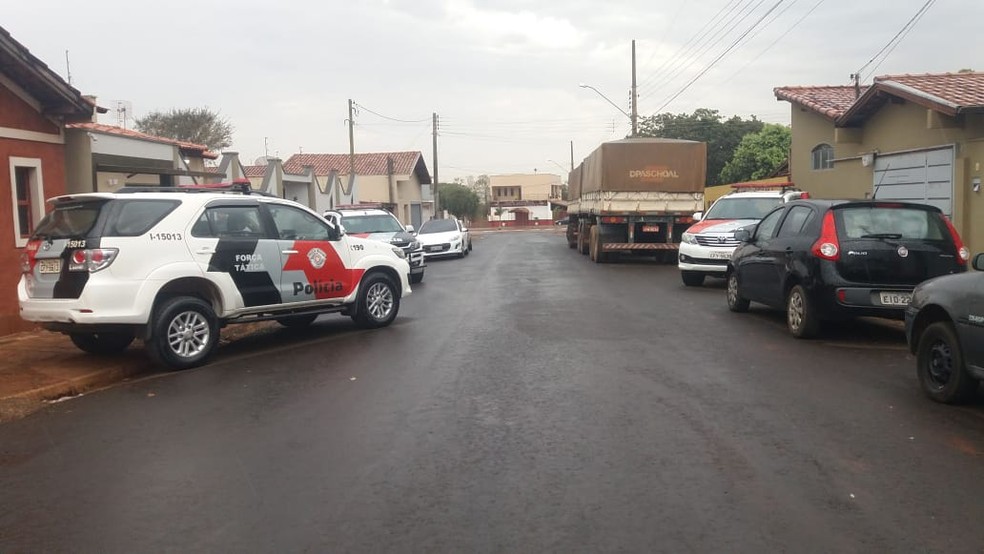 Policiais militares e agentes do Gaeco cumpriram mandados no bairro Assad Salim em Igarapava, SP (Foto: Polícia Militar/Divulgação)