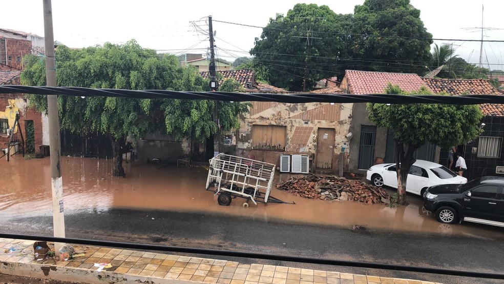 Ruas da cidade de Missão Velha ficaram alagadas por fortes chuvas neste domingo (14) — Foto: Wandenberg Belém