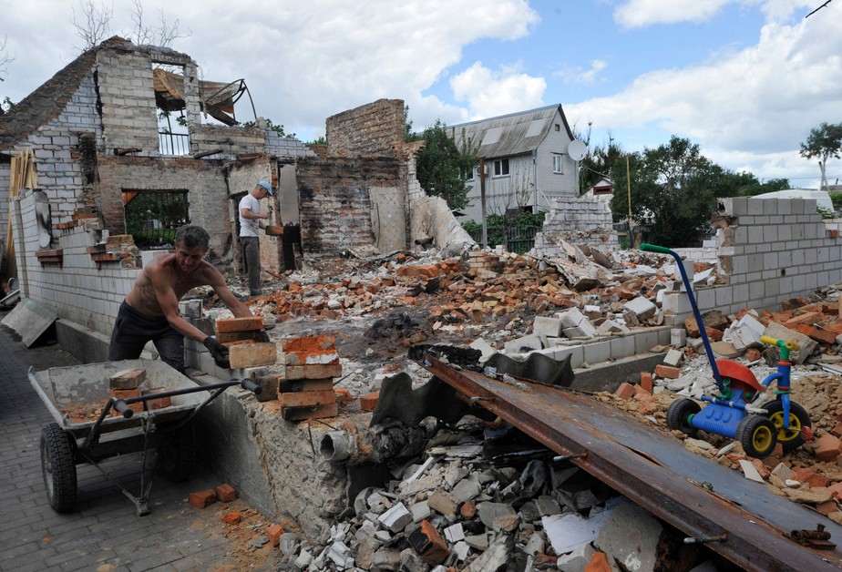 Casa destruída na pequena cidade de Makariv, região de Kiev, capital da Ucrânia