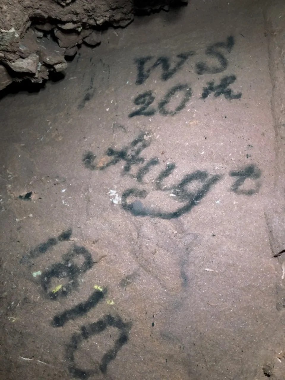 Imagem da pedra que continha as iniciais "W.S" e a datação (Foto: Ed Coghlan/Clube de Espeleologia de Derbyshire - Press Release )