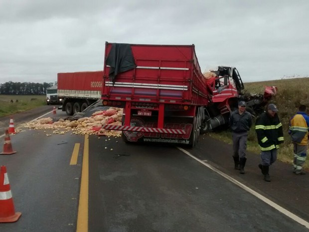 Tráfego é mantido por sistema pare e siga em acostamento (Foto: Divulgação/ Polícia Rodoviária Itapeva)