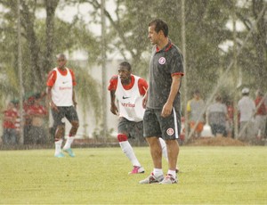 Dunga comanda treino com chuva em Bento Gonçalves (Foto: Diego Guichard)