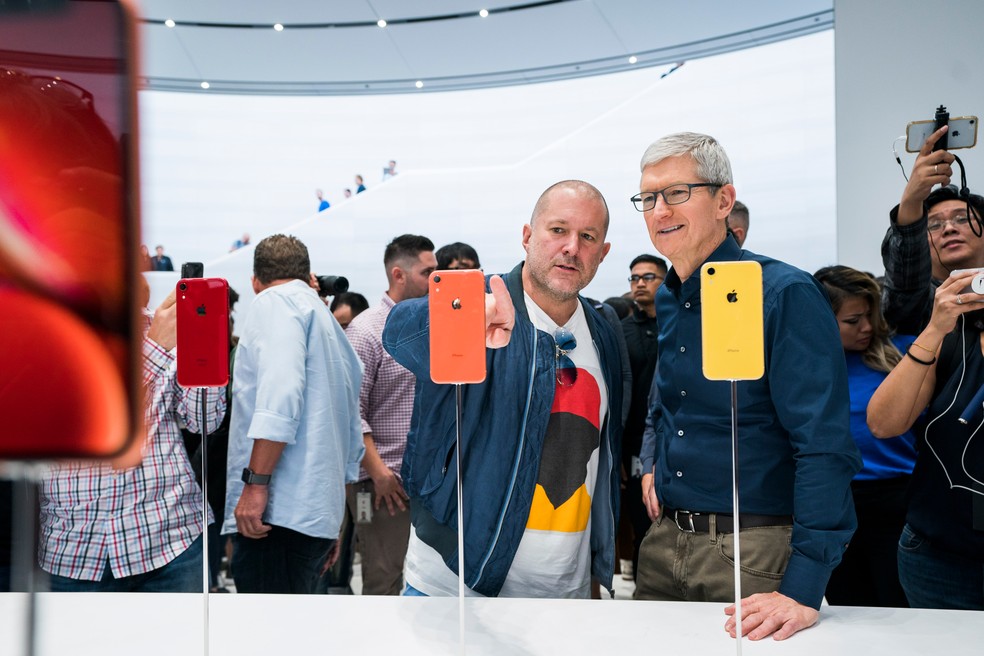 Jony Ive, chefe de design da Apple, com o presidente da empresa, Tim Cook, no lançamento do iPhone Xr, em setembro último — Foto: Divulgação