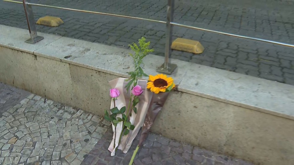 Fãs deixaram flores na porta do hospital onde Paulo Gustavo ficou internado — Foto: Reprodução/ TV Globo