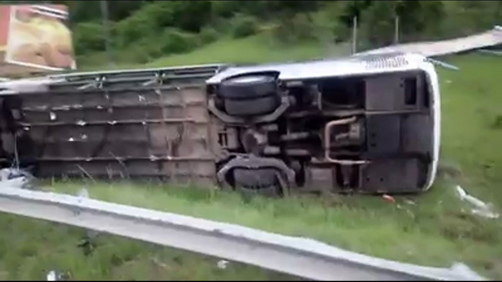 O coletivo que era fretado e fazia o trajeto São Paulo - Cabo Frio  (Foto: Reprodução / Tv Globo)