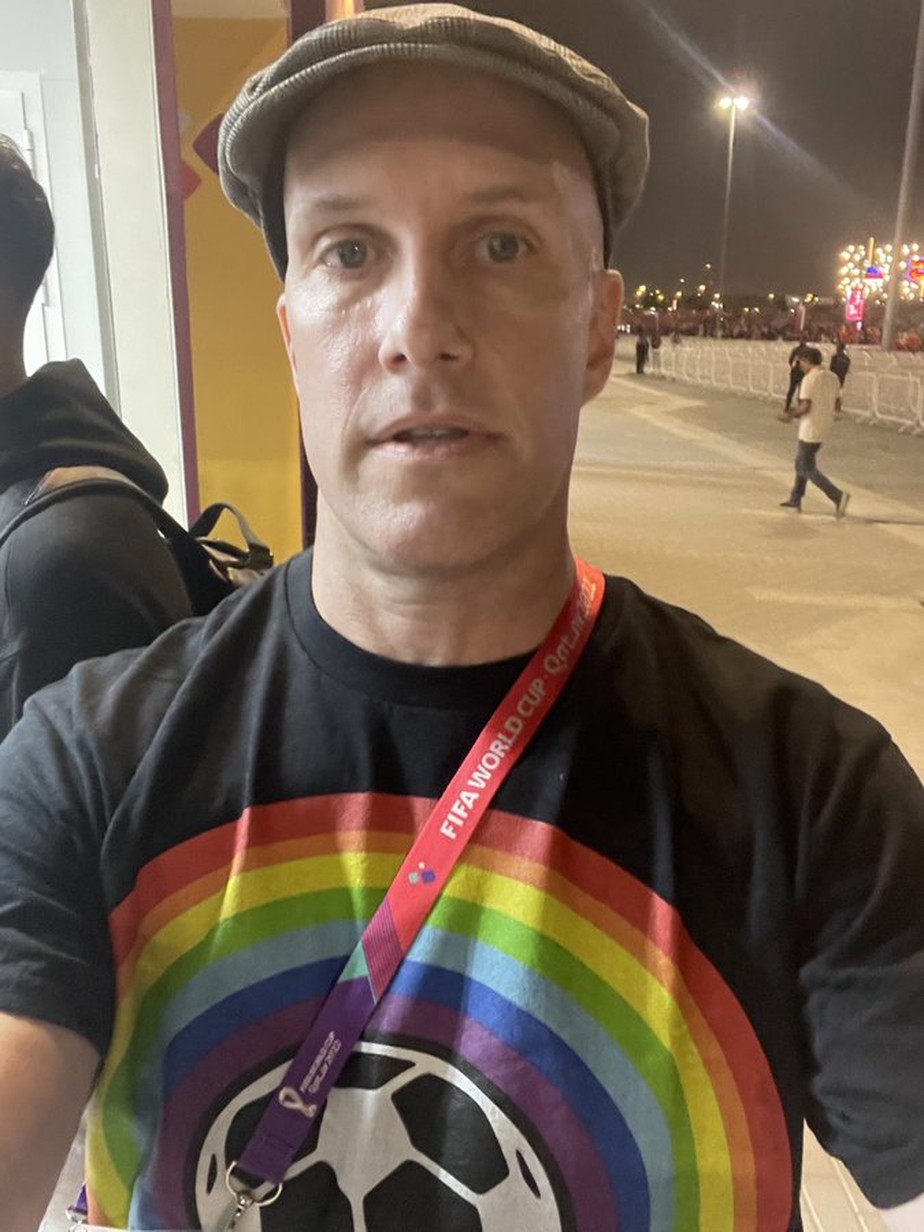 Grant Wahl com a camisa do arco-íris no Catar