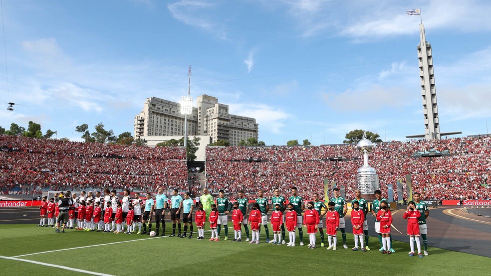 Flamengo e Palmeiras perfilados antes da final da Libertadores em Montevidéu — Foto: Cesar Greco